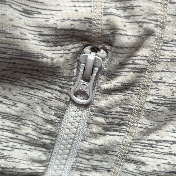 LuLulemon Zip Up Sz 8 - Picture 3 of 5
